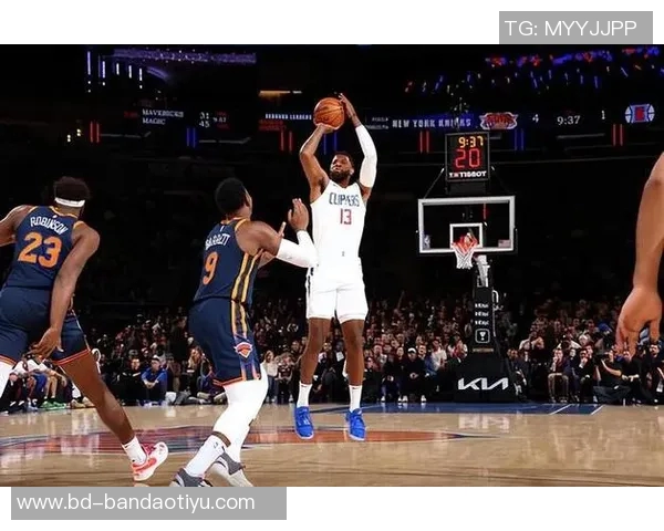 乔治表现出色半场7投4中三分球命中3个贡献13分3篮板2助攻 乔治表现出色半场7投4中三分球命中3个贡献13分3篮板2助攻