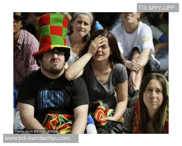 女友现场观战克莱表现失常末节未上场仅得8分失误2次令人失望 女友现场观战克莱表现失常末节未上场仅得8分失误2次令人失望