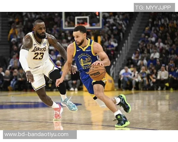 梅尔顿分享与库里搭档感受强调利用库里吸引防守的重要性 梅尔顿分享与库里搭档感受强调利用库里吸引防守的重要性