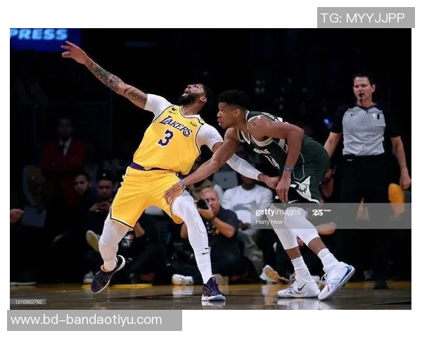 维拉纽瓦谈4号位阵容选择：德克首发KG替补字母哥被裁的深意