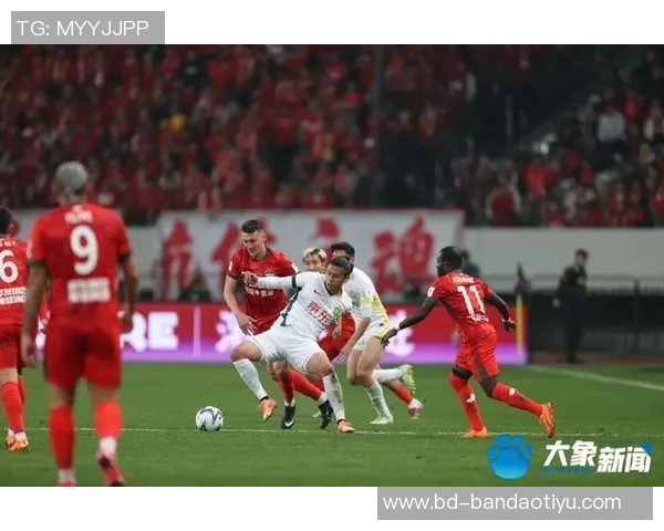 河南球迷热情高涨足协杯决赛现场人潮涌动北京球迷人数相对较少