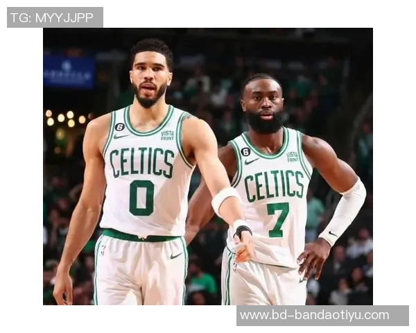 杰伦布朗赛场趣事发际线失守OG球衣遭殃引发球迷热议 杰伦布朗赛场趣事发际线失守OG球衣遭殃引发球迷热议