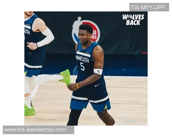 外线火力全开爱德华兹三节狂砍37分三分球命中率高达583